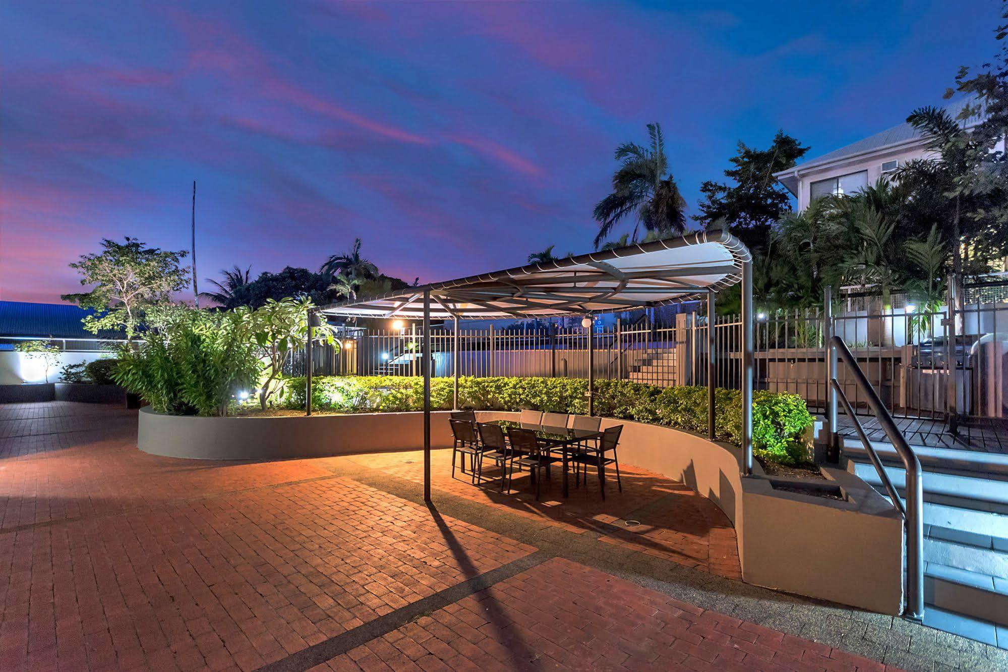 Sunshine Tower Hotel Cairns Exterior photo