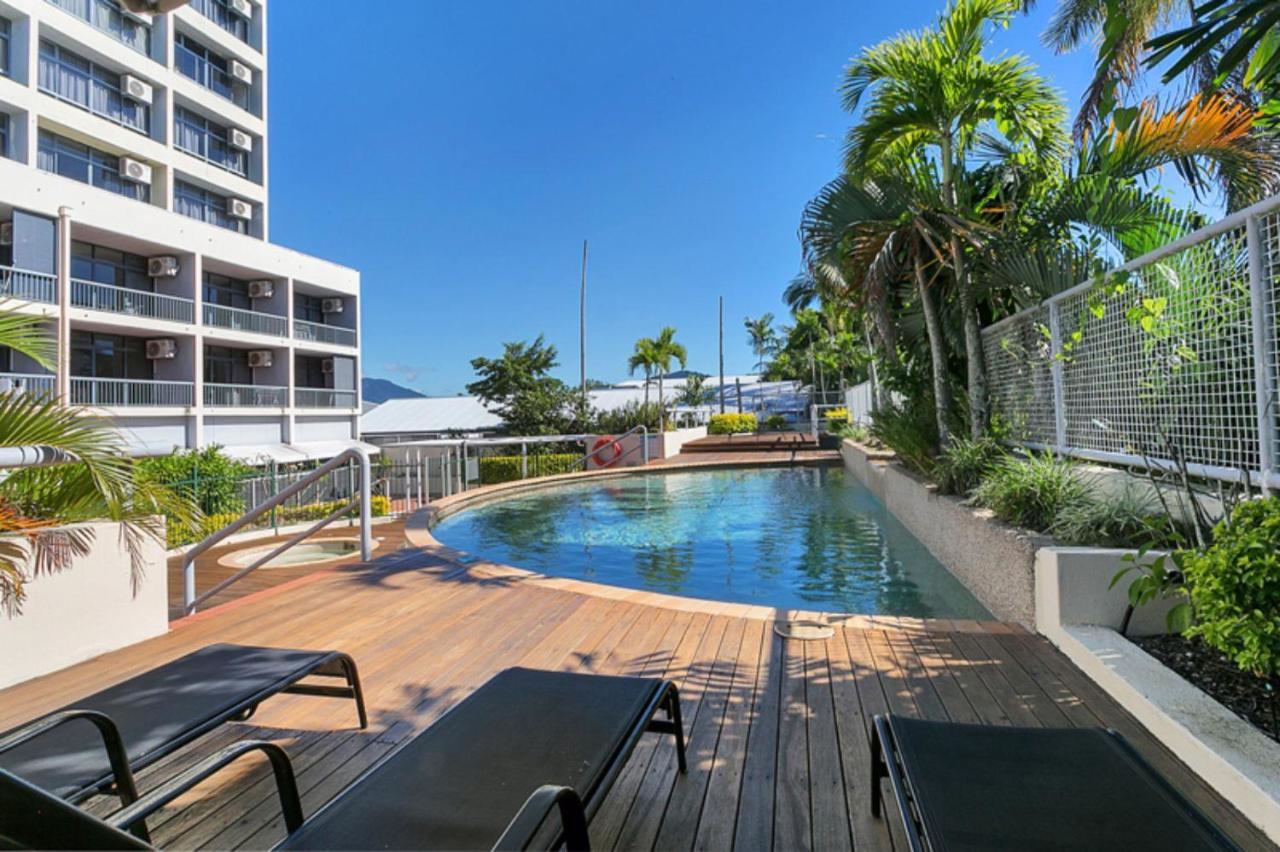 Sunshine Tower Hotel Cairns Exterior photo